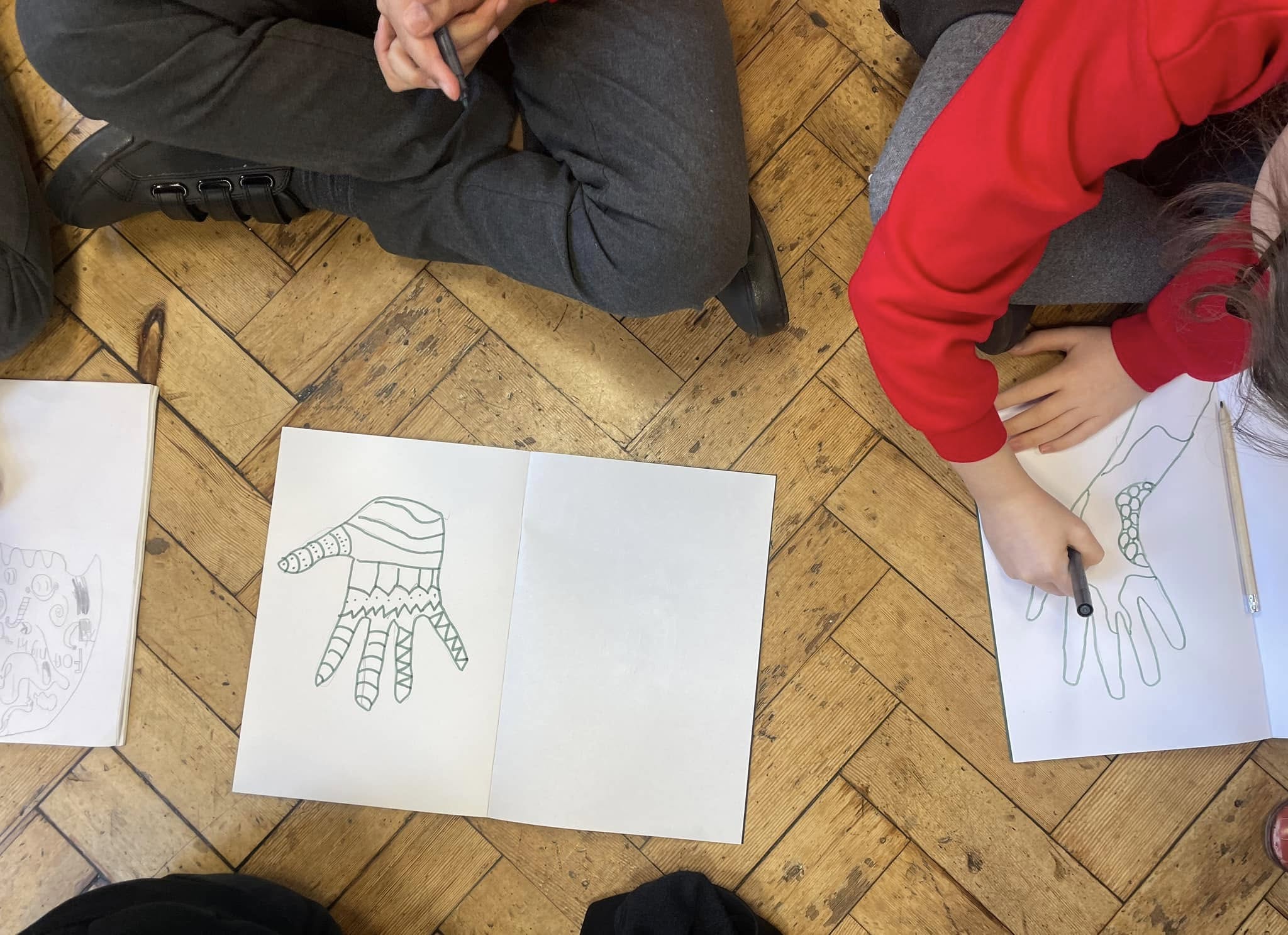 2 children drawing